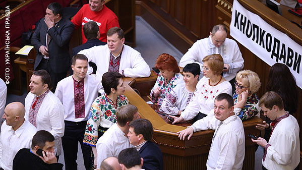 Депутаты "Бетькивщини" оделись в яркие вышиванки и с утра пораньше заняли трибуну