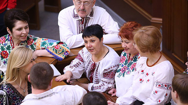 Депутаты-женщины собрались за трибуной