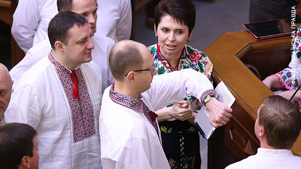 Лидер фракции "Батьківщини" Арсений Яценюк сверяет время