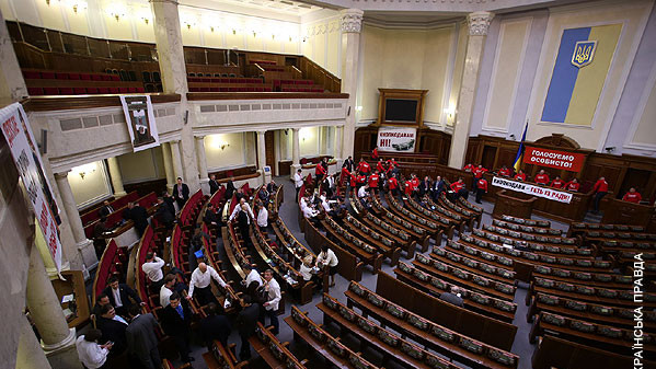 Представители большинства покинули зал парламента, в очередной раз так и не дождавшись начала работы Рады