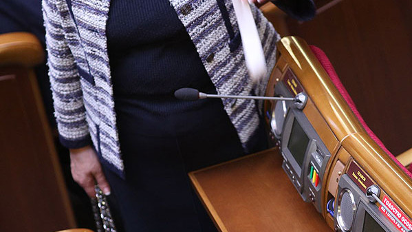 Анне Герман не понравилось, что оппозия наклеила на ее рабочее место наклейку с надписью "Голосую особисто"