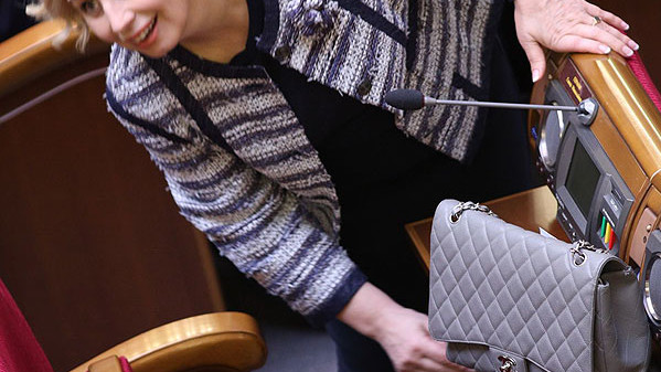 Анне Герман не понравилось, что оппозия наклеила на ее рабочее место наклейку с надписью "Голосую особисто"