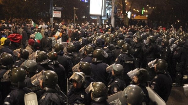 В Софии демонстранты закидали правительственные здания яйцами и помидорами.