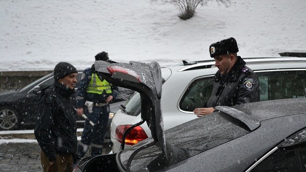Водители меняли колеса и копались в багажниках прямо на проезжей части.