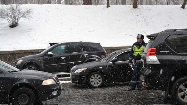 Вскоре на место события прибыли несколько сотрудников ГАИ для выяснения причины массовой поломки.