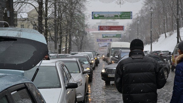 В результате скопления автомобилей на ул.Грушевского образовался длинный затор.