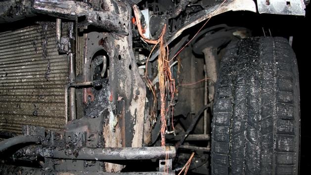 Огонь полностью уничтожил переднюю часть Suzuki