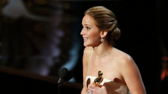 Дженнифер Лоуренс стала "лучшей актрисой". Она так разволновалась, что даже упала, когда поднималась на сцену.  Актриса призналась, что не готовилась, но произнесла небольшую речь