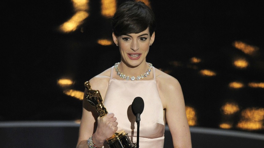 Британская актриса Энн Хэтэуэй - лучшая актриса второго плана за роль Фантины в "Отверженных"