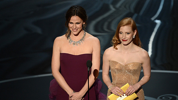 Жена Бена Аффлека актриса Гарнер и претендентка на "Лучшую женскую роль" Джессика Честейн объявляют лучший иностранный фильм" - "Любовь" Михаэля Ханеке