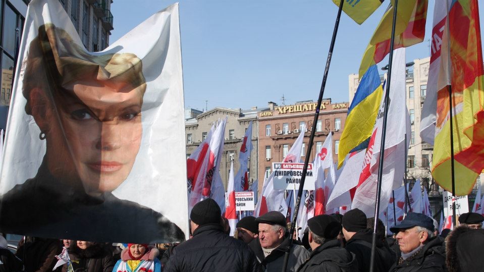 А также государственные флаги Украины, плакаты с изображением Юлии Тимошенко и надписями против политических репрессий