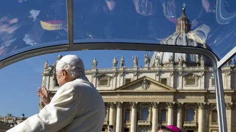Папа римский выступил на площади Святого Петра в Ватикане со своей последней речью в качестве понтифика