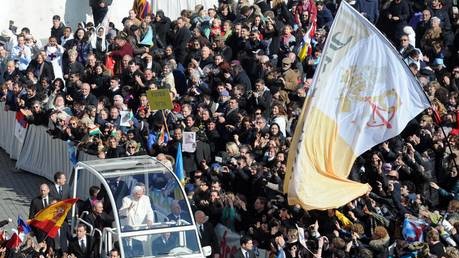 Послушать 85-летнего главу Римско-католической церкви  собрались десятки тысяч паломников
