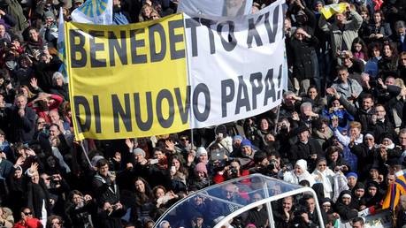 Перед выступлением Бенедикт XVI проехал на своем "папамобиле" сквозь толпу