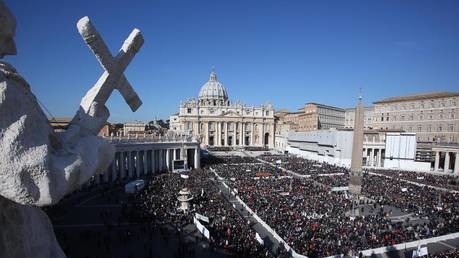 "Я призываю вас молиться за меня и за нового папу", - обратился Бенедикт XVI к верующим