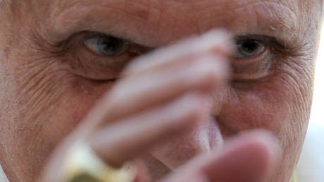 Организаторы папской аудиенции в этот раз решили отказаться от традиционного целования руки понтифика из-за количества людей, собравшихся на площади