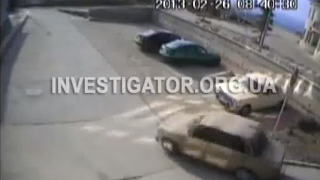 ... сразу за "Мерседесом" Костенко к стоянке рядом с поссоветом подъехал автомобиль ВАЗ-2101, в котором находился убийца