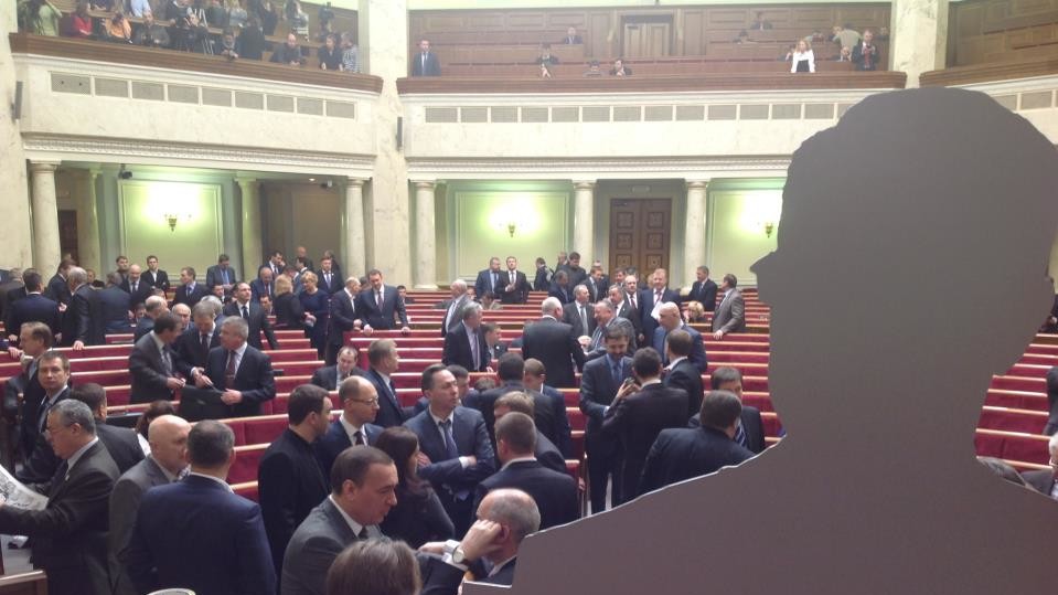 Депутаты из фракции "Батьківщина" утром 5 марта заблокировали трибуну и президиум парламента