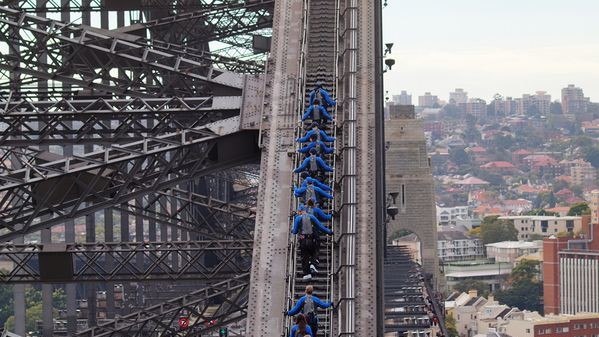 Альпинисты штурмуют мост Sydney Harbour Bridge, Австралия