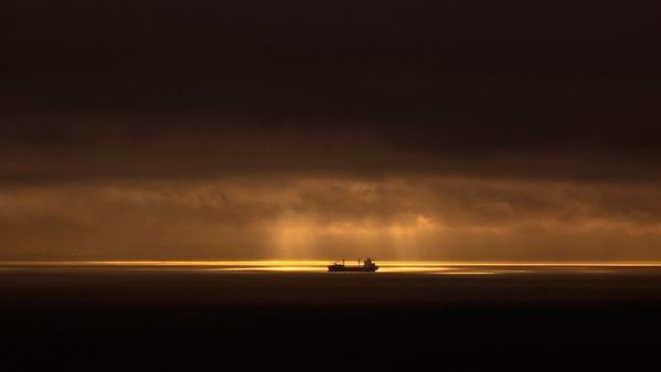 Большое судно вблизи южных берегов острова Ванкувер, Канада