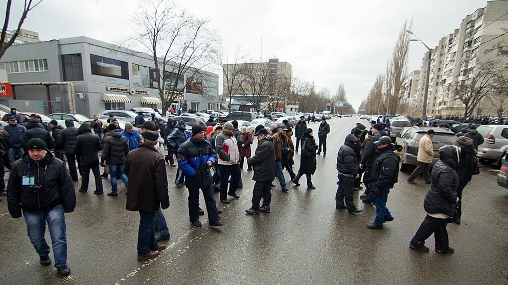 На улице Гайдара собрались около 50 людей с лозунгами "Хайкин - вор" и "Долой Хайкина!"