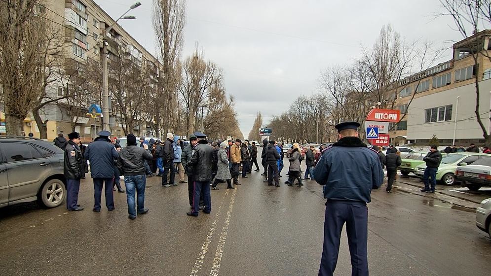 Люди беспрерывно ходят по пешеходному переходу, между зданием суда и фитнес-клубом