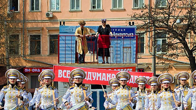 Группа барабанщиц по традиции открыла карнавал