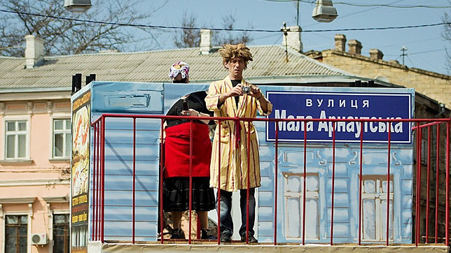 Передвижной одесский фасад, был украшен главным лозунгом Юморины «Все придумано в Одессе»