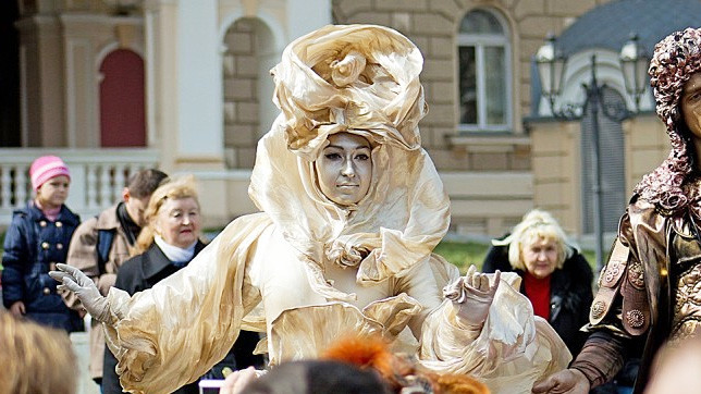 Полюбоваться живыми скульптурами можно было в воскресенье на Театральной площади