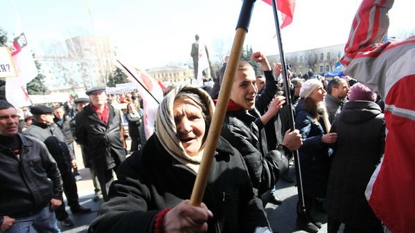 На пикет сессии облсовета 9 апреля на площади Королева в Житомире собрались около 300 человек