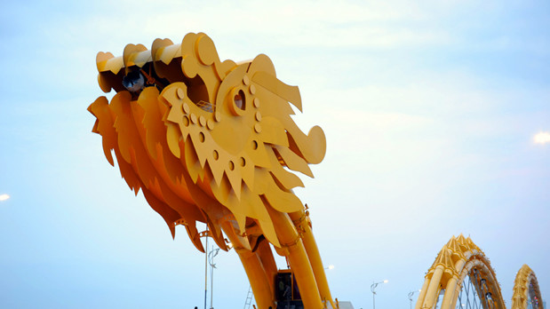 Стальной Dragon Bridge длиной 666 м и шириной 37,5 м рассчитан на 6 полос движения