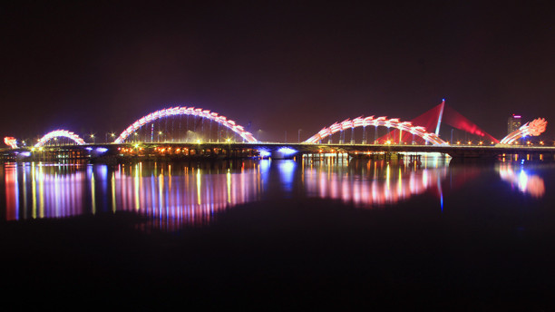 Туристам рекомендуют смотреть на мост в ночное время