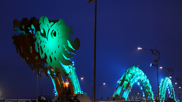 Современная система освещения позволяет постоянно менять подсветку моста