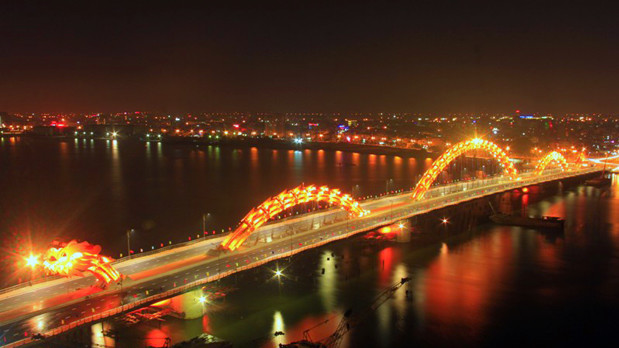 Подсветка моста создает живописные отражения в водах реки Ханган