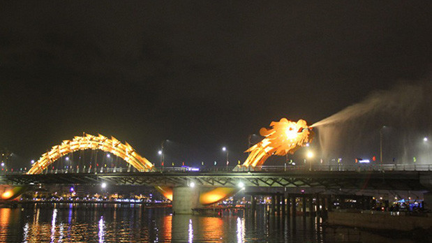 Из разинутой пасти дракона вырывается настоящее пламя и струи воды