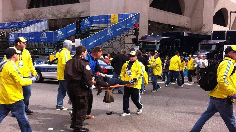 В результате взрывов на финише Бостонского марафона три человека погибли и более 140 были ранены