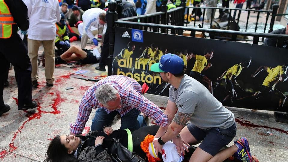 По данным больниц, к ним поступили как минимум 144 раненых, из которых 17 находятся в критическом состоянии и 25 - в тяжелом