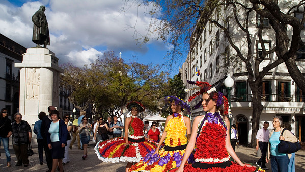 Главным событием фестиваля цветов Мадейры является парад цветов. Десятки сложных цветочных платформ и тысячи костюмированных народных танцоров двигаются под ритм кастаньет