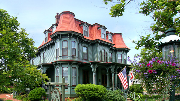 Ежегодно в мае сотни тысяч куликов спускаются на буферный пляж на берегу залива в округе Кейп-Мэй, чтобы пировать яйцами, отложенными в волнах нерестящимися крабами-мечехвостами