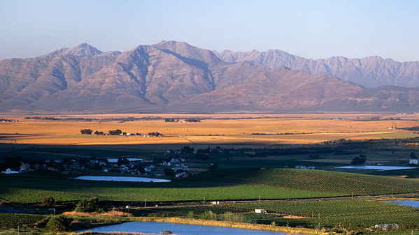 Фруктовые сады, оливковые рощи и пшеничные поля простираются от горного района Паардеберг на север к реке Берг. Посетите деревни-близнецы Риебек-Кастил и Риебек-Вест во время ежегодного оливкового фестиваля долины Риебек в Южной Африке
