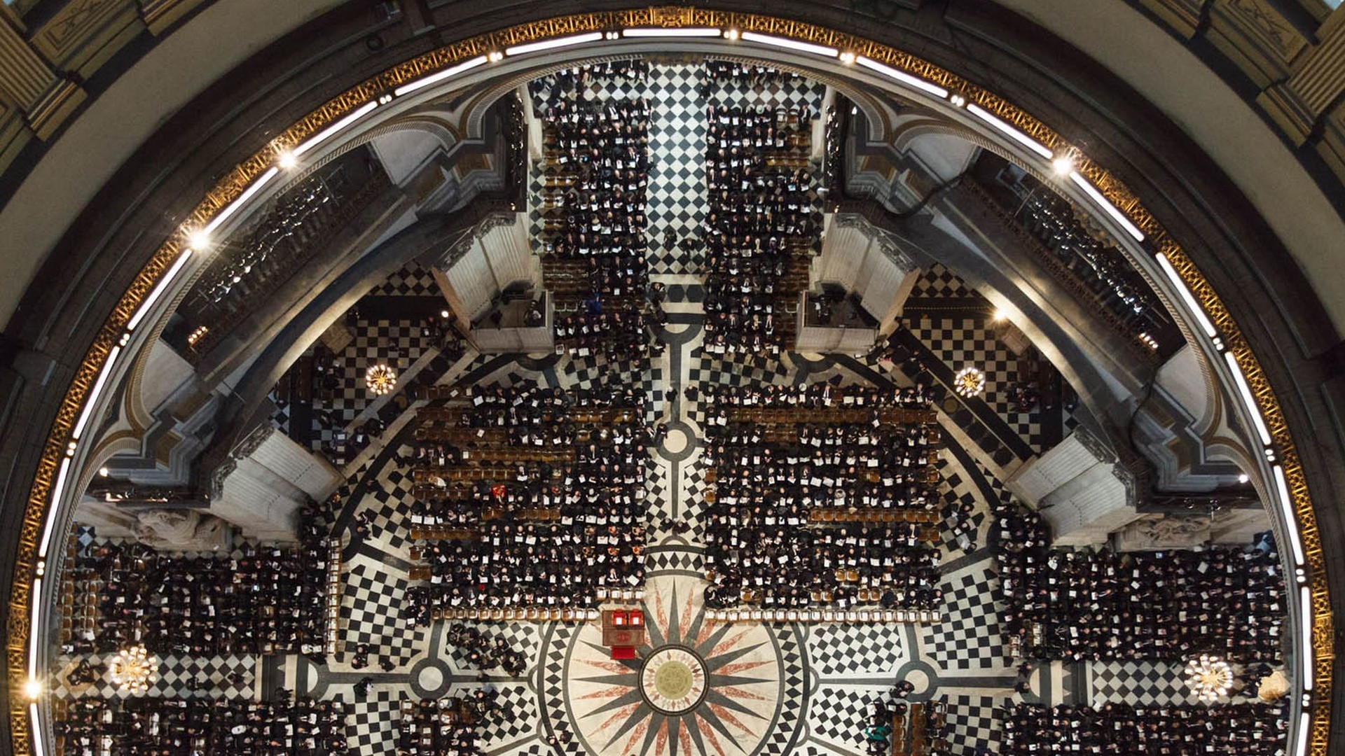 Прощания с "железной леди" при участии более 2000 гостей проходит в соборе Святого Павла