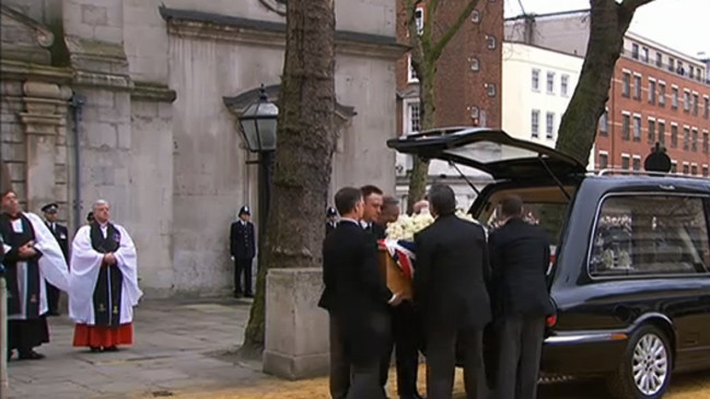 Гроб с телом Маргарет Тэтчер водрузили на катафалк, и процессия направилась от Вестминстерского дворца к церкви Св. Клемента на Стрэнде