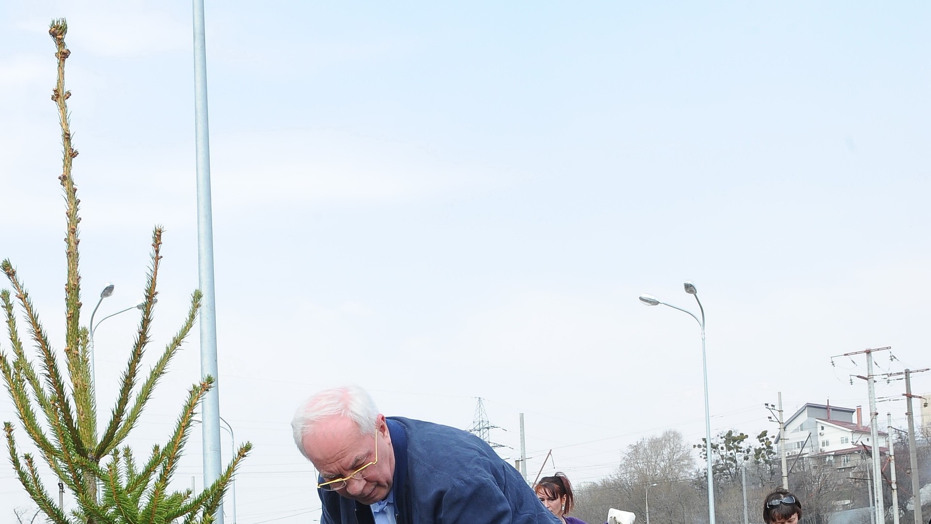 Азаров с лопатой