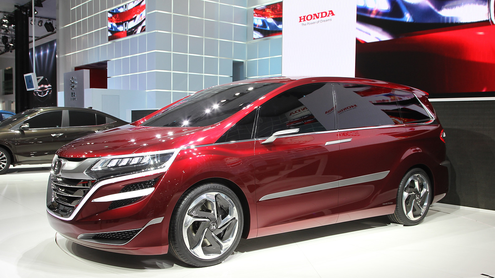 Компания Honda представила два концепта – универсал MPV и седан Crider