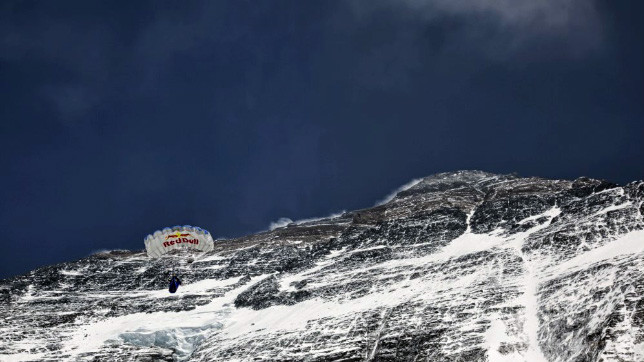 Розов совершил прыжок при температуре минус 18 градусов и сильном встречном ветре. Из-за большой разреженности воздуха ему понадобилось гораздо больше времени, чтобы перейти от свободного падения к полету