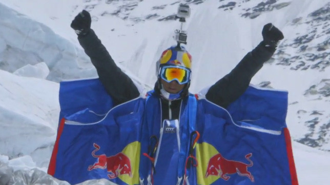 48-летний российский бейс-джампер и альпинист Валерий Розов совершил прыжок с северной стены Эвереста.