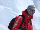 Спортсмен благополучно приземлился на леднике Ронгбук (5950 метров).