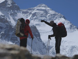 Спортсмен благополучно приземлился на леднике Ронгбук (5950 метров).
