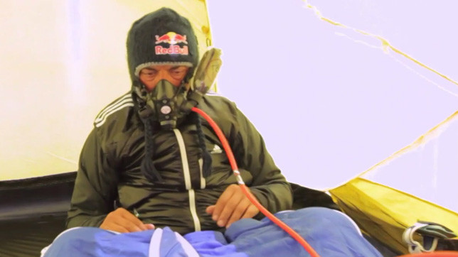 Из-за большой разреженности воздуха ему понадобилось гораздо больше времени, чтобы перейти от свободного падения к полету.