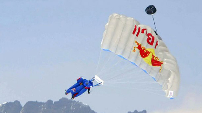 Спортсмен благополучно приземлился на леднике Ронгбук (5950 метров).